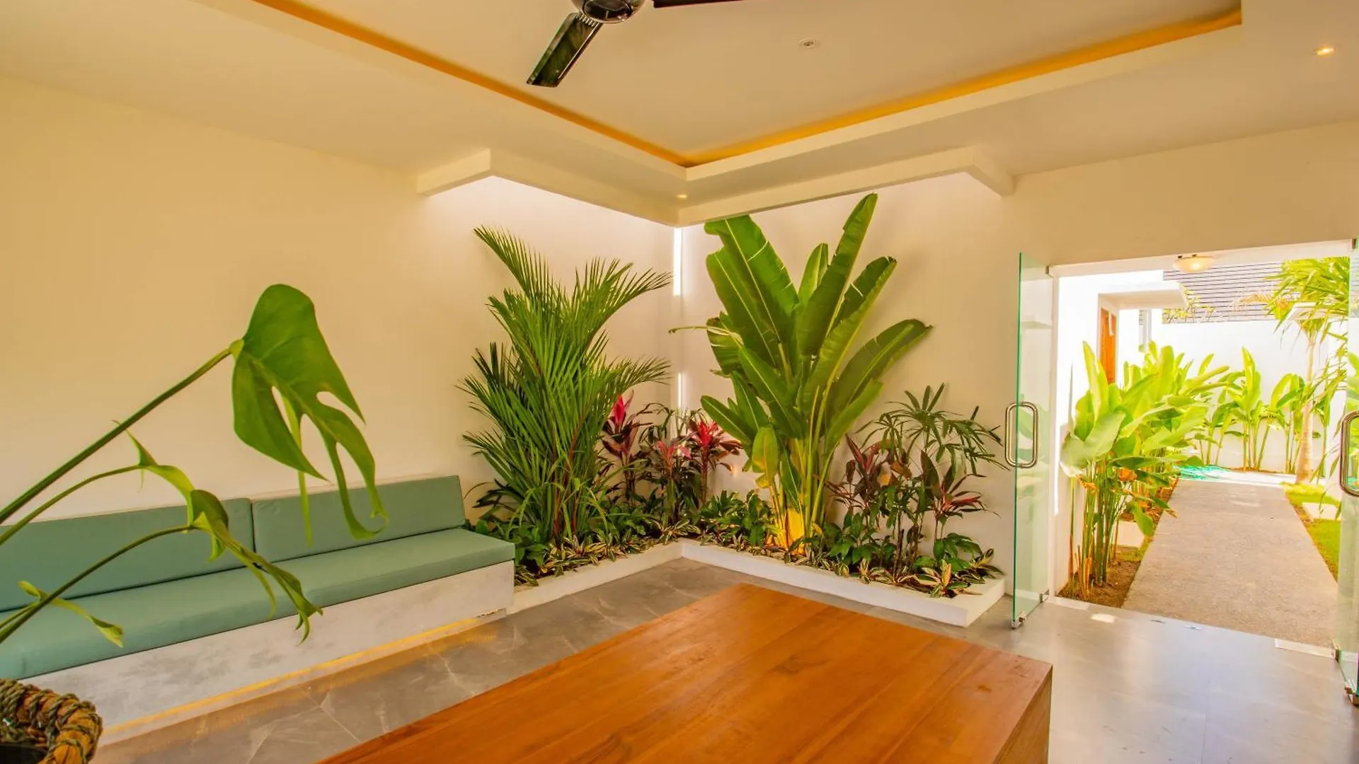 Villa Yolanda - Seminyak Beach Индонезия